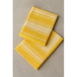 Tapis Jaune Foncé à Petites Lignes Blanches – Élégance Subtile