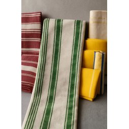 Tapis Vert à Lignes Blanches – Fraîcheur et Harmonie Naturelle