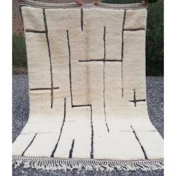 Tapis Blanc à Lignes Noires – Minimalisme Élégant