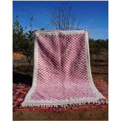 Tapis Berbère Rose et Blanc à Motifs Damier