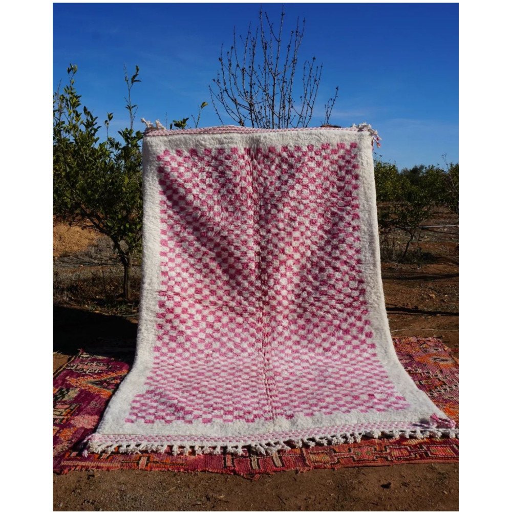 Tapis Berbère Rose et Blanc à Motifs Damier