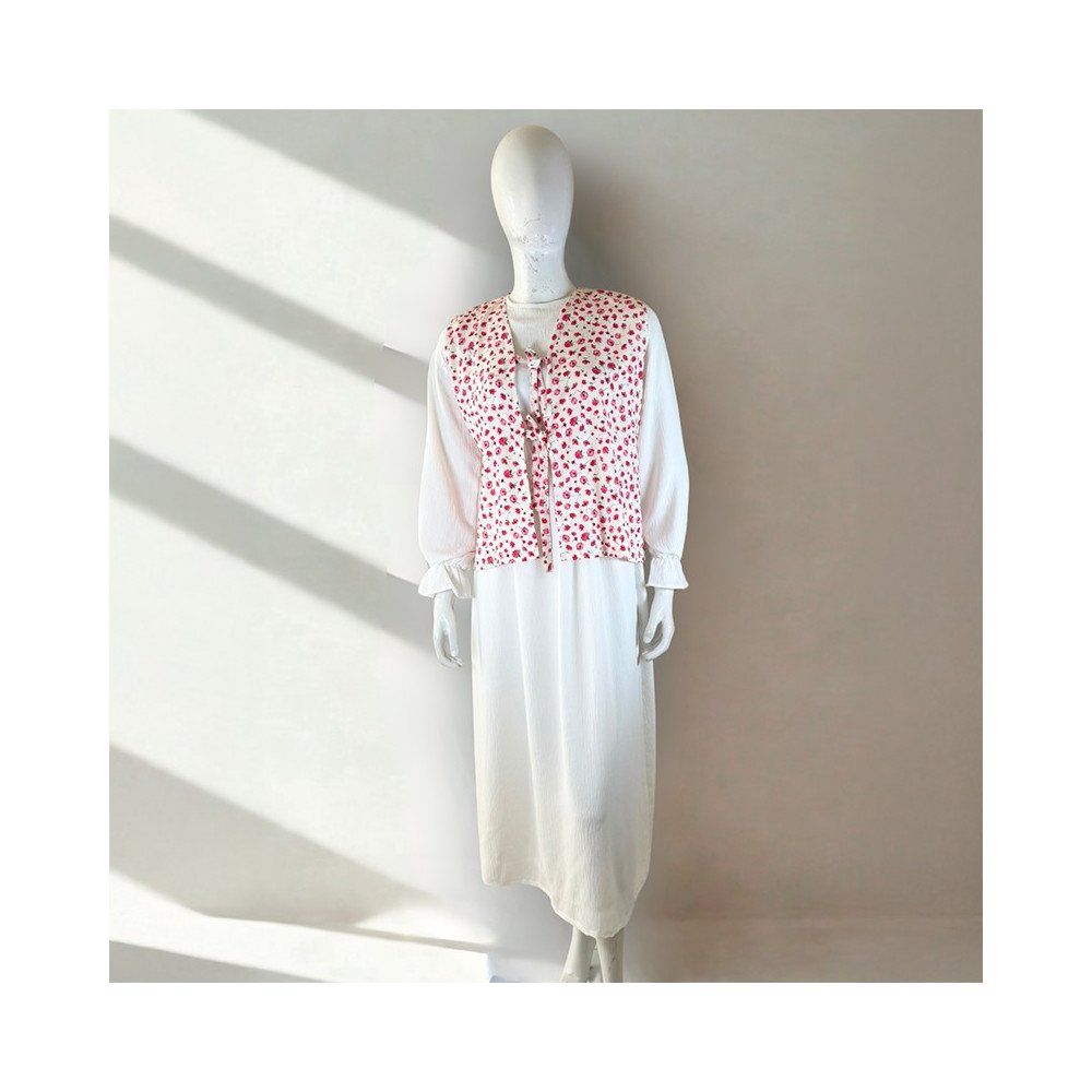 Robe blanche fluide avec gilet fleuri