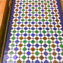 Sol en zellige marocain traditionnel à motifs losangés