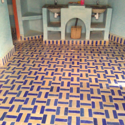 Sol en zelij traditionnels beldi bleu et ocre Style marocain rustique