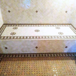 Banc de hammam en zellige beige et brun – Élégance sobre et artisanale