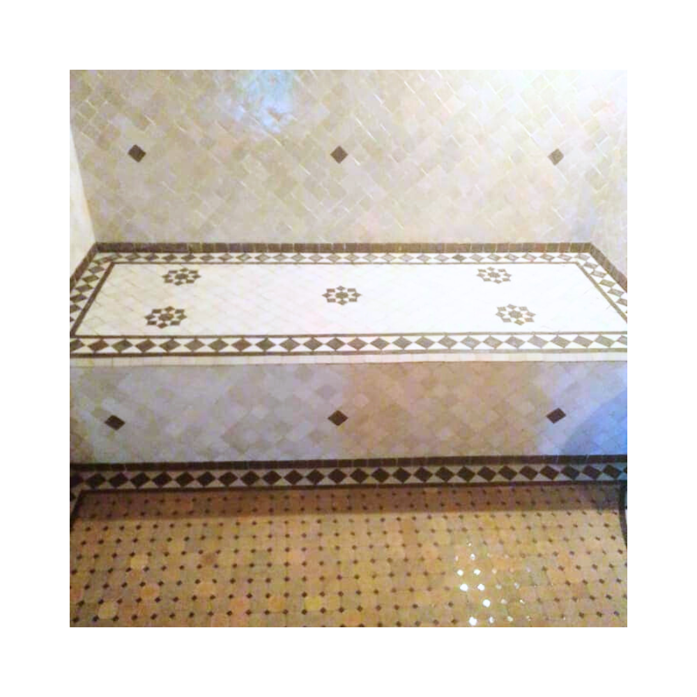 Banc de hammam en zellige beige et brun – Élégance sobre et artisanale