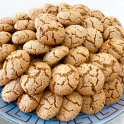 Plateau de gâteaux marocains traditionnels – Ghriba aux amandes