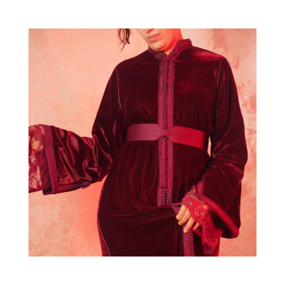 Caftan en velours bordeaux – Élégance et raffinement