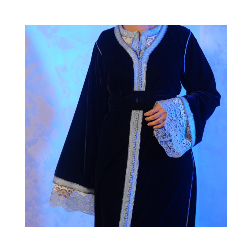 Caftan en velours noir brodé