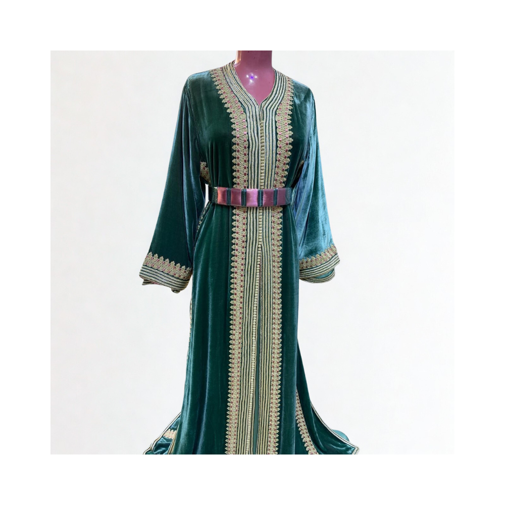 Takchita en velours vert émeraude brodée avec ceinture