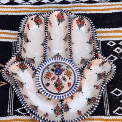 Plateau en Céramique en Forme de Khamsa – Motifs Berbères