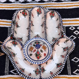 Plateau en Céramique en Forme de Khamsa – Motifs Berbères