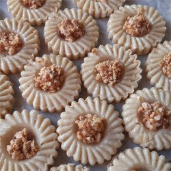  fleurs aux amandes garnies de fruits secs concassés 1 kg