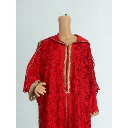 Jellaba rouge brodée – Élégance traditionnelle et modernité
