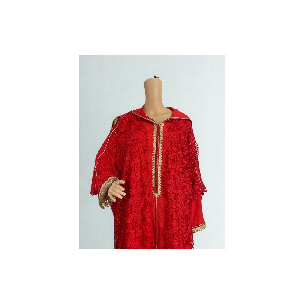 Jellaba rouge brodée – Élégance traditionnelle et modernité