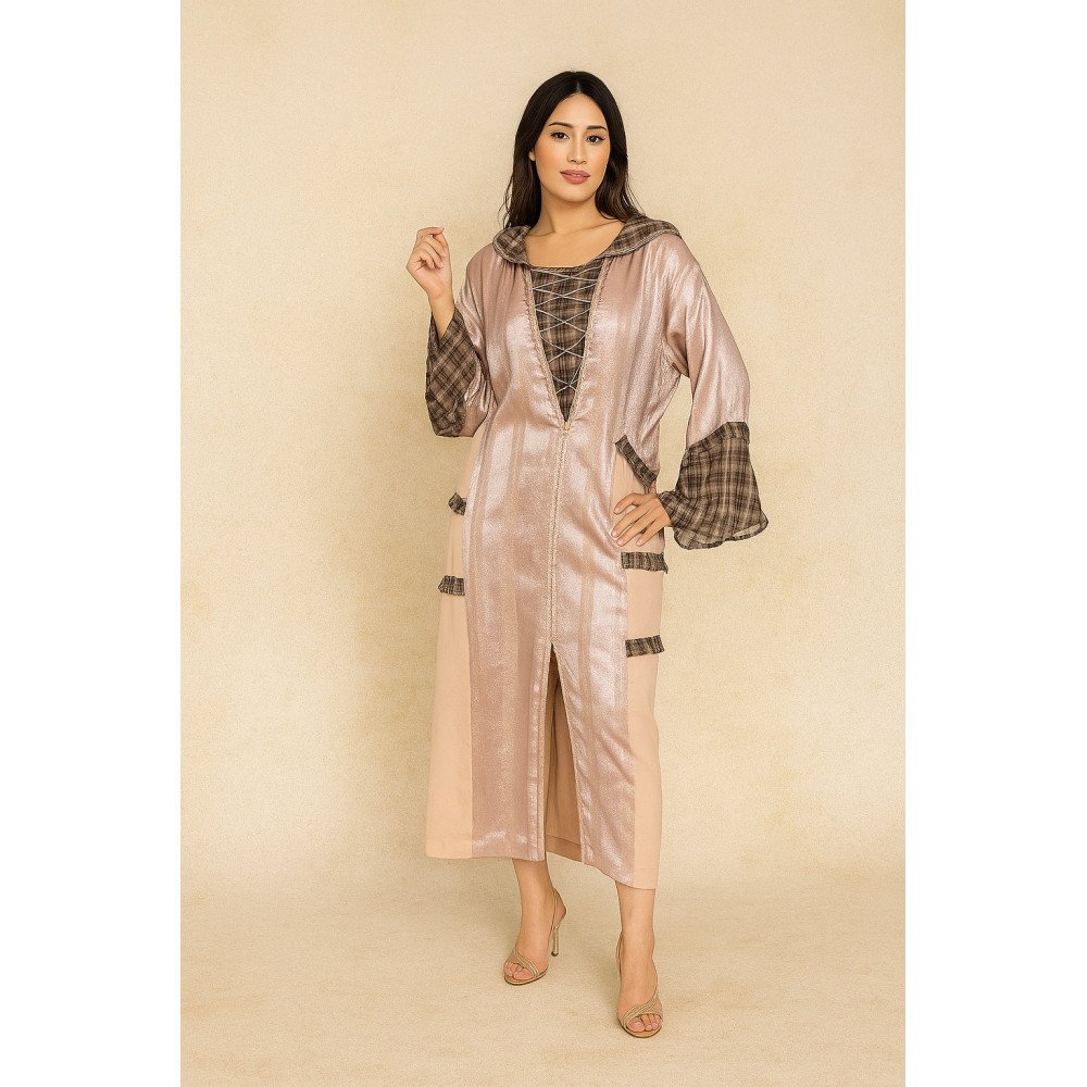 Jellaba moderne satinée – Éclat et audace urbaine