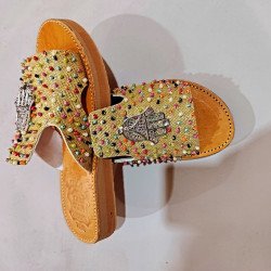 Sandales marocaines dorées avec perles colorées et Khamsa