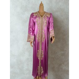 Caftan satiné rose brodé doré 