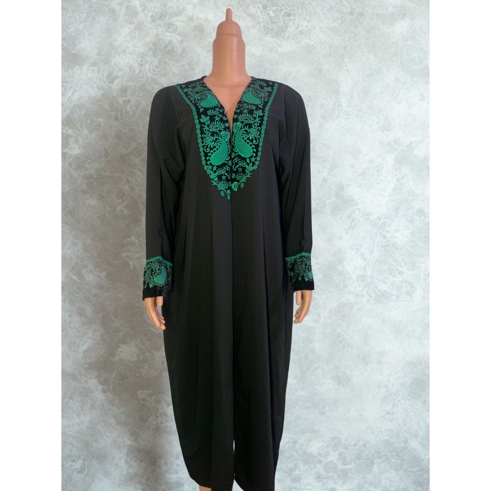 Abaya noire brodée verte Élégance sobre et touche artisanale