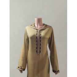 Jellaba beige brodée – Sobriété et raffinement artisanal