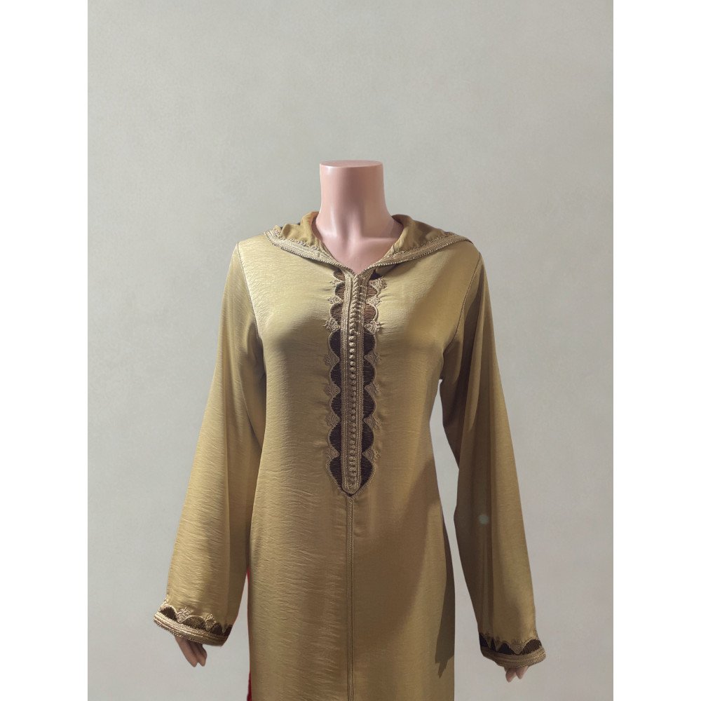 Jellaba beige brodée – Sobriété et raffinement artisanal