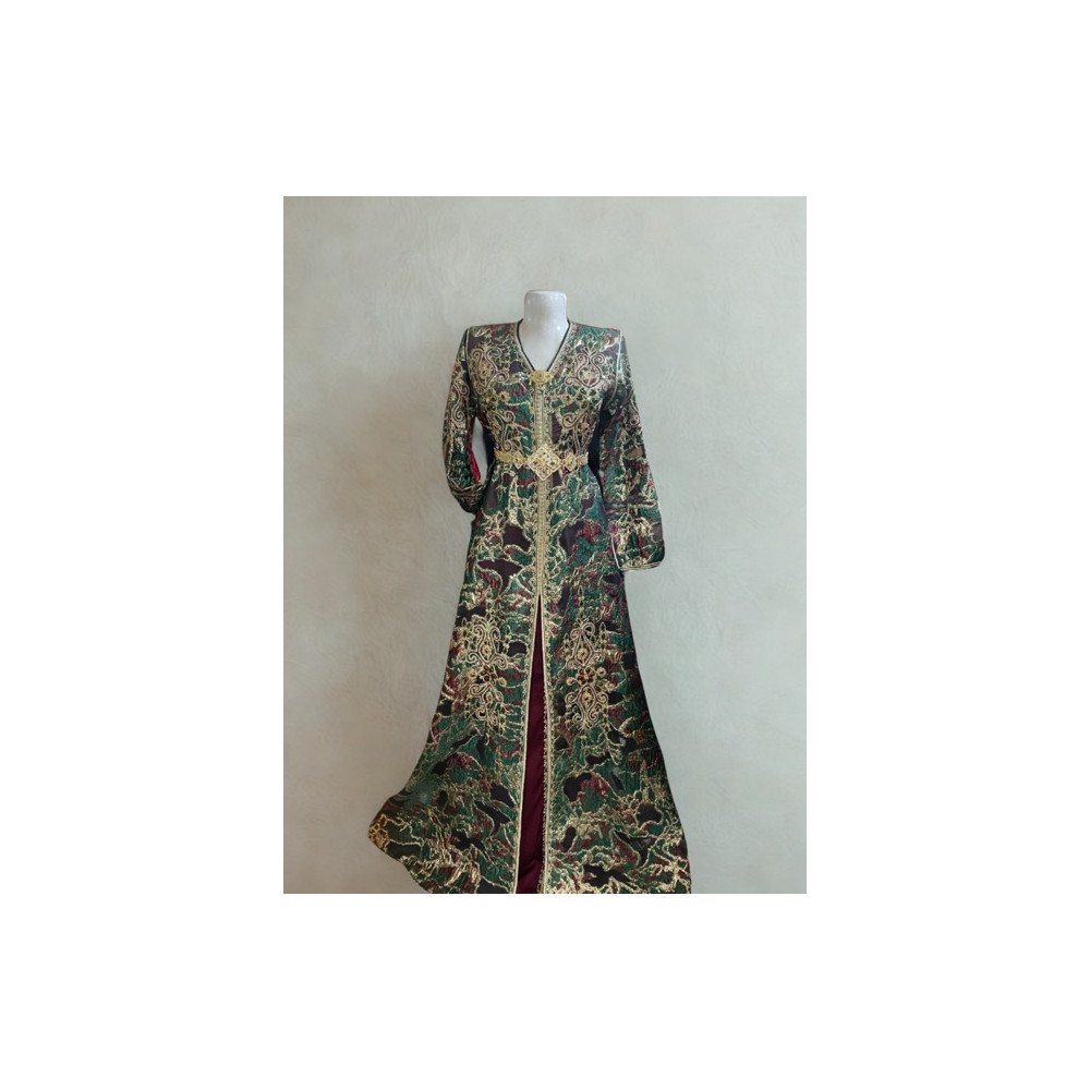 Takchita brodée vert émeraude et doré – Raffinement royal et allure majestueuse