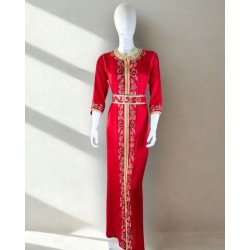 Takchita marocaine en velours rouge brodé – Élégance traditionnelle