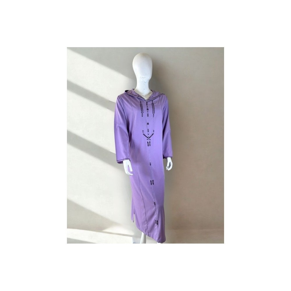 Djellaba marocaine mauve brodée – Élégance et simplicité