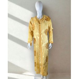 Djellaba marocaine dorée à motifs floraux – Élégance et raffinement