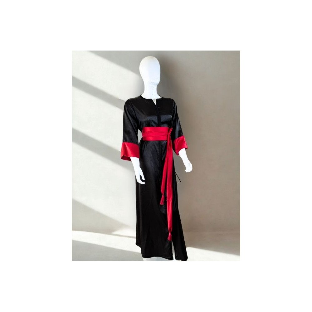 Caftan noir satiné avec ceinture rouge 