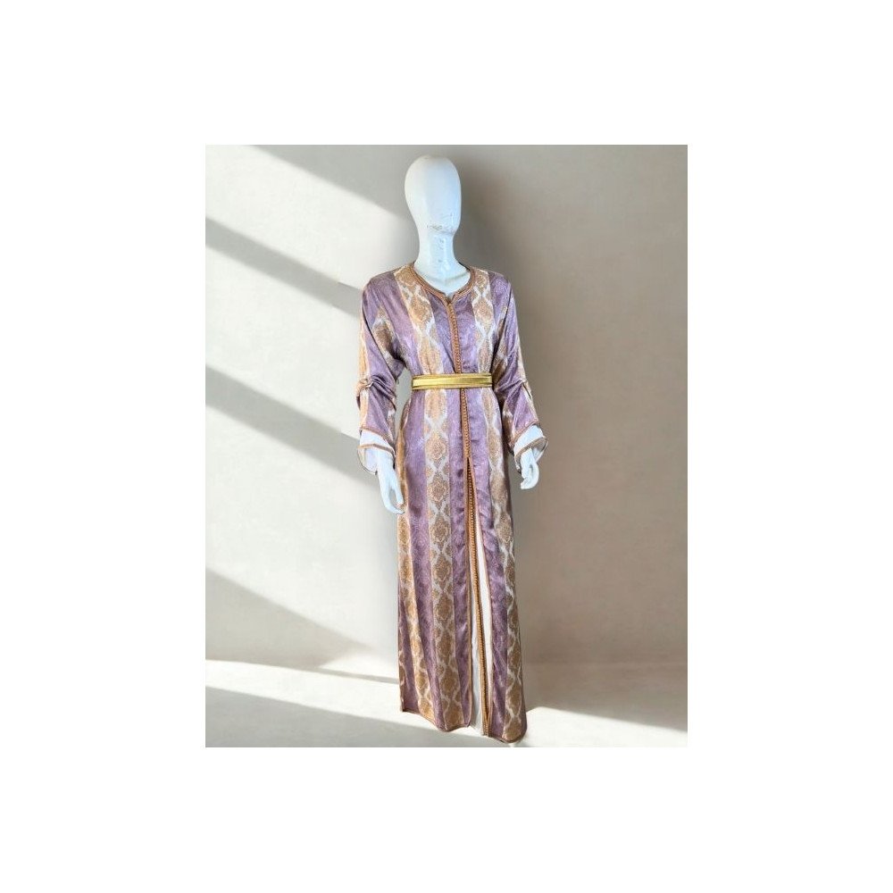 Caftan marocain en velours à motifs dorés 