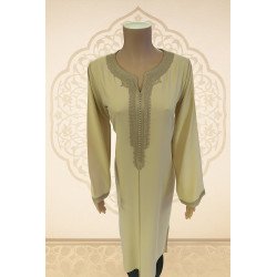 Caftan beige en mlifa – Élégance sobre et allure traditionnelle