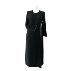 Robe Longue Noire avec Détail Argenté – Élégance et Raffinement