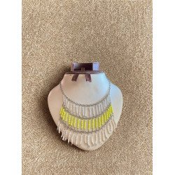 Collier en perles jaune et blanc