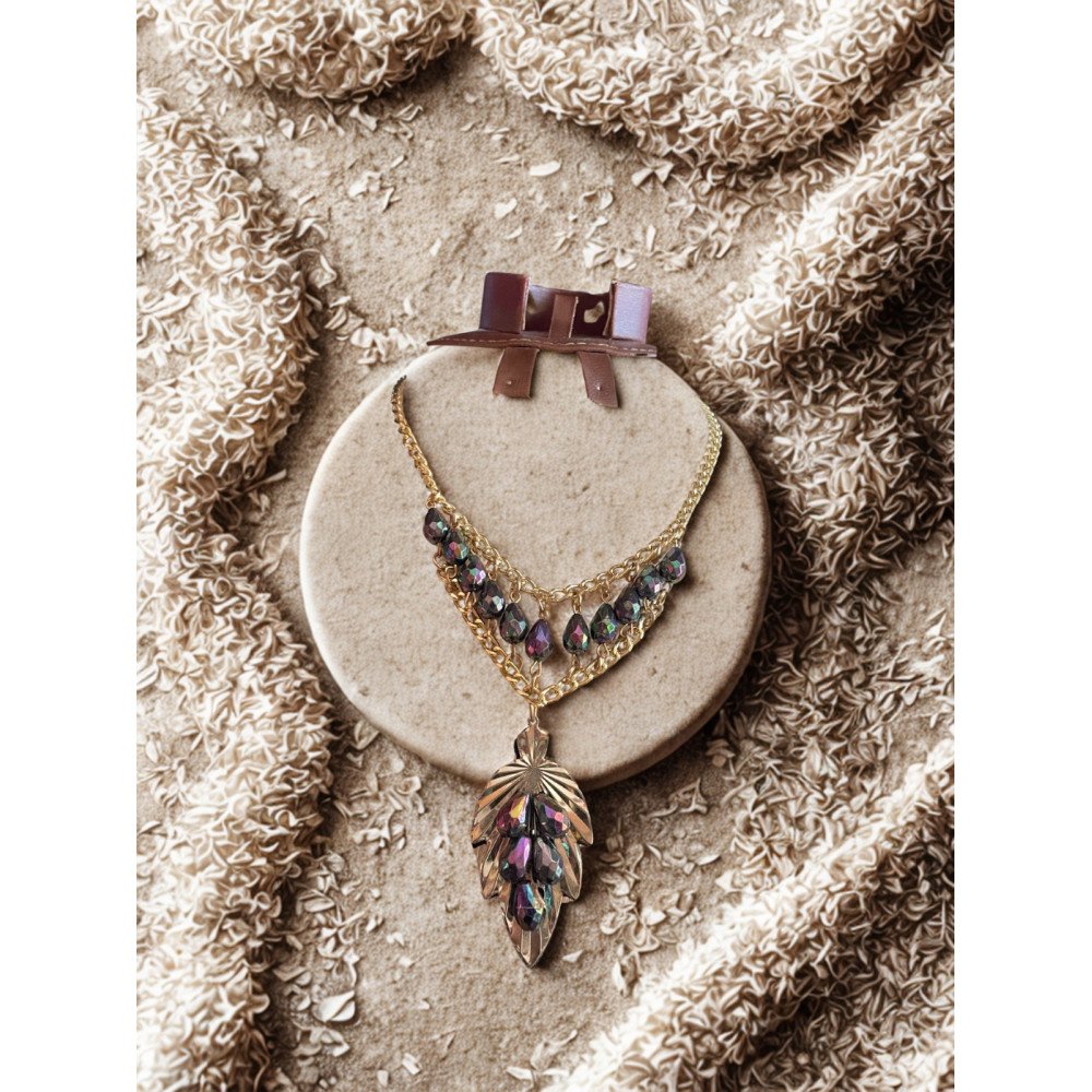 Collier orné de perles irisées